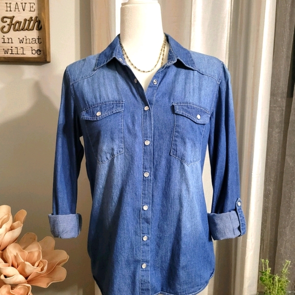 🌞4/$20 Lace Back Denim Shirt - Picture 2 of 7